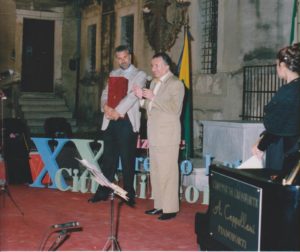 Emilio Speciale premia il M° Pennisi - 1998